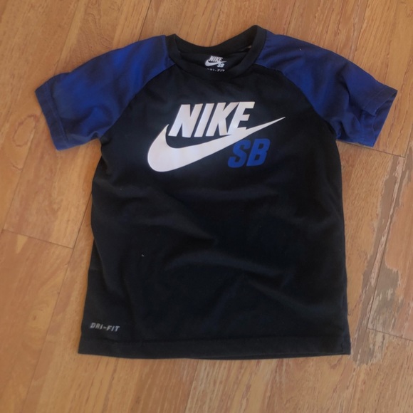 Three Nike air dry T-shirt’s and one T-shirt. - Picture 4 of 5
